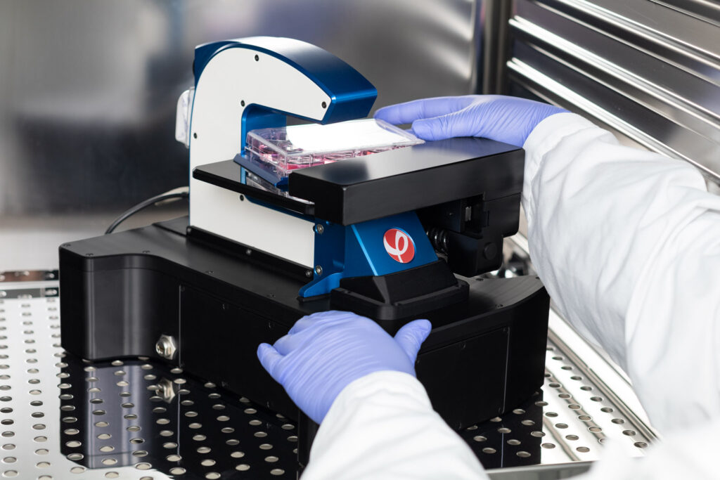 HoloMonitor M4FL in incubator with glove hands